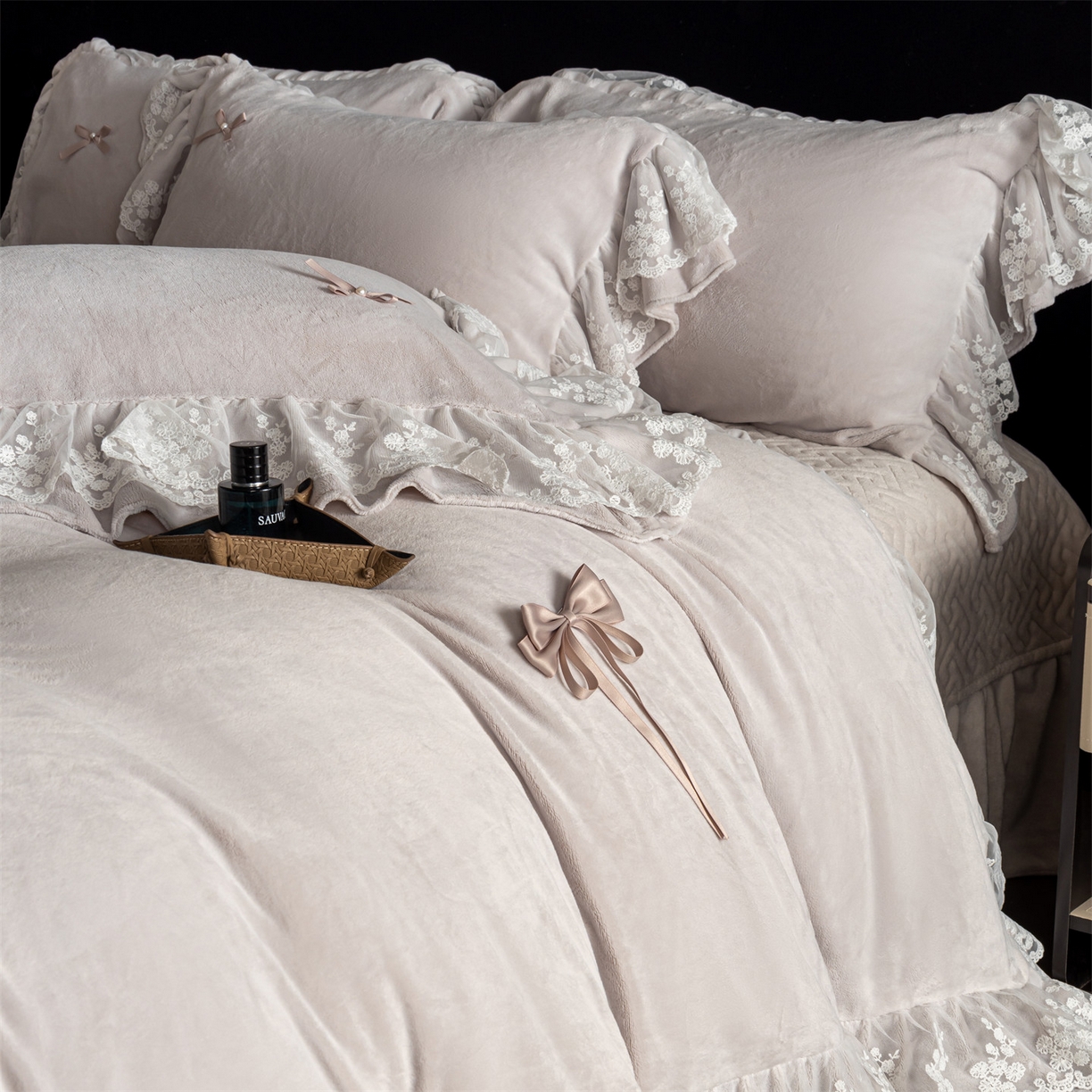 91家纺网 家纺一手货源 找家纺 罗优家纺 2025新款柔梦花边款暖绒四件套 柔雅灰