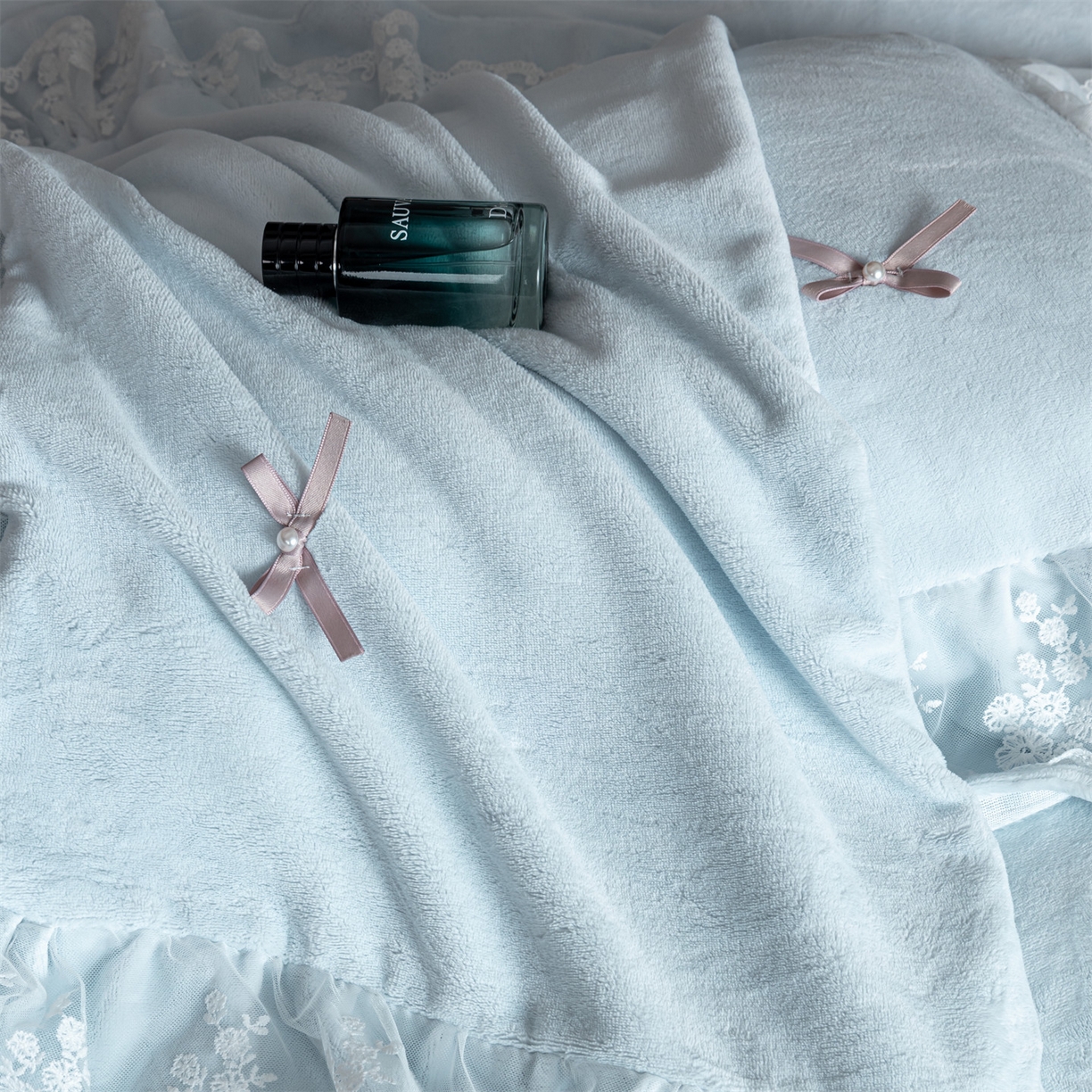 91家纺网 家纺一手货源 找家纺 罗优家纺 2025新款柔梦花边款暖绒四件套 柔雾蓝