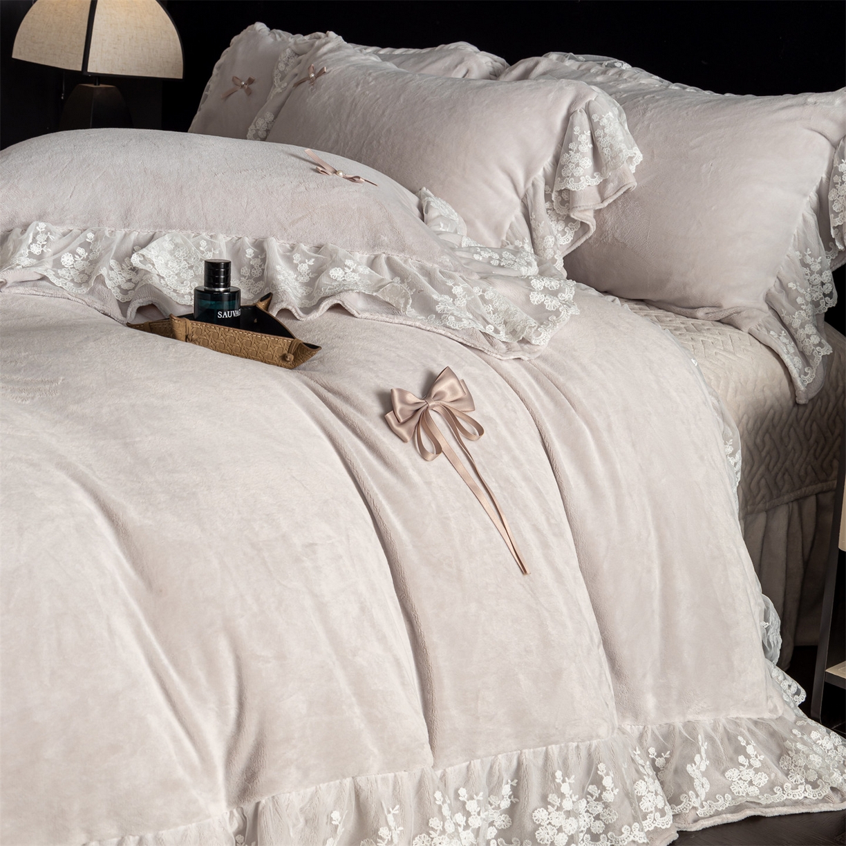 91家纺网 家纺一手货源 找家纺 罗优家纺 2025新款柔梦花边款暖绒四件套 柔雅灰