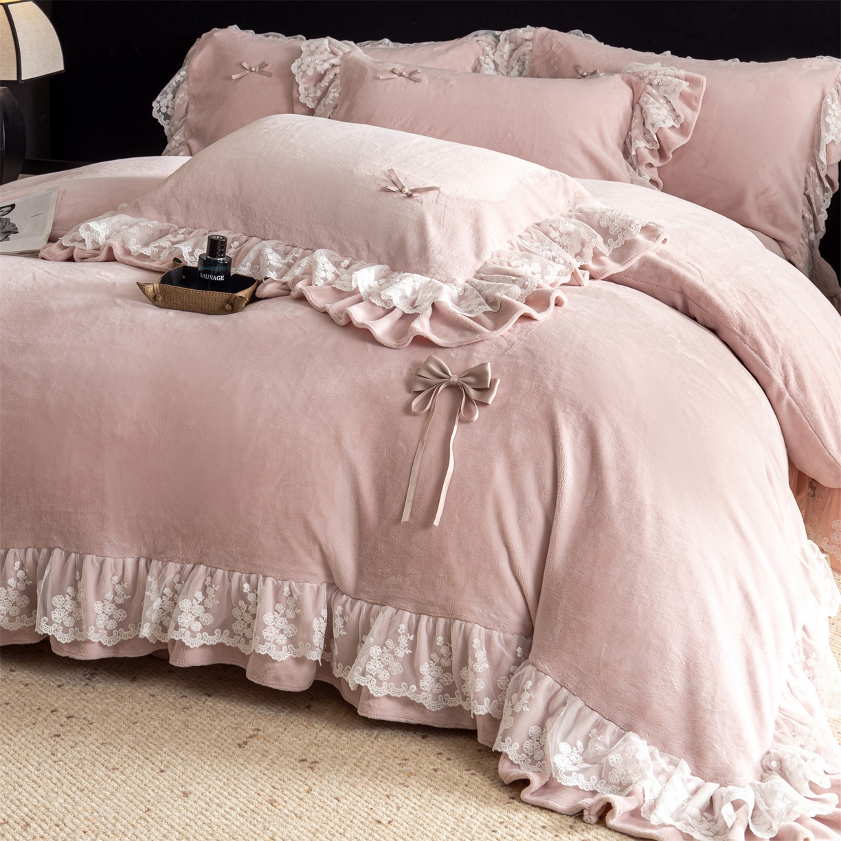 91家纺网 家纺一手货源 找家纺 罗优家纺 2025新款柔梦花边款暖绒四件套 甜梦粉