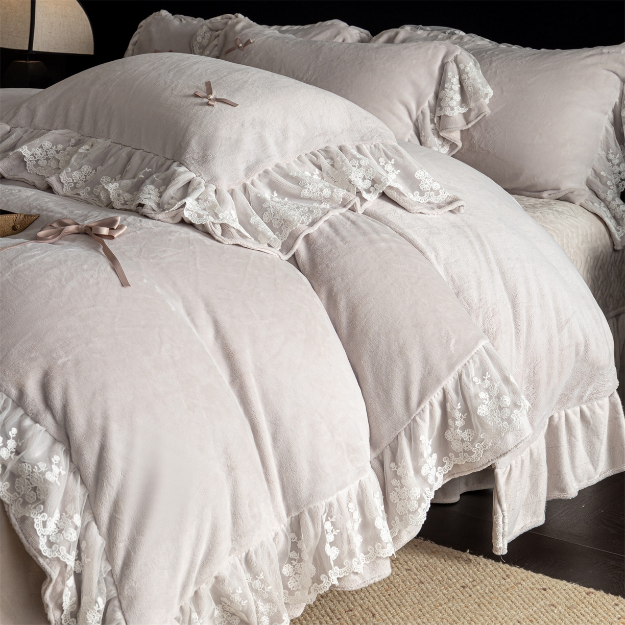 91家纺网 家纺一手货源 找家纺 罗优家纺 2025新款柔梦花边款暖绒四件套 柔雅灰