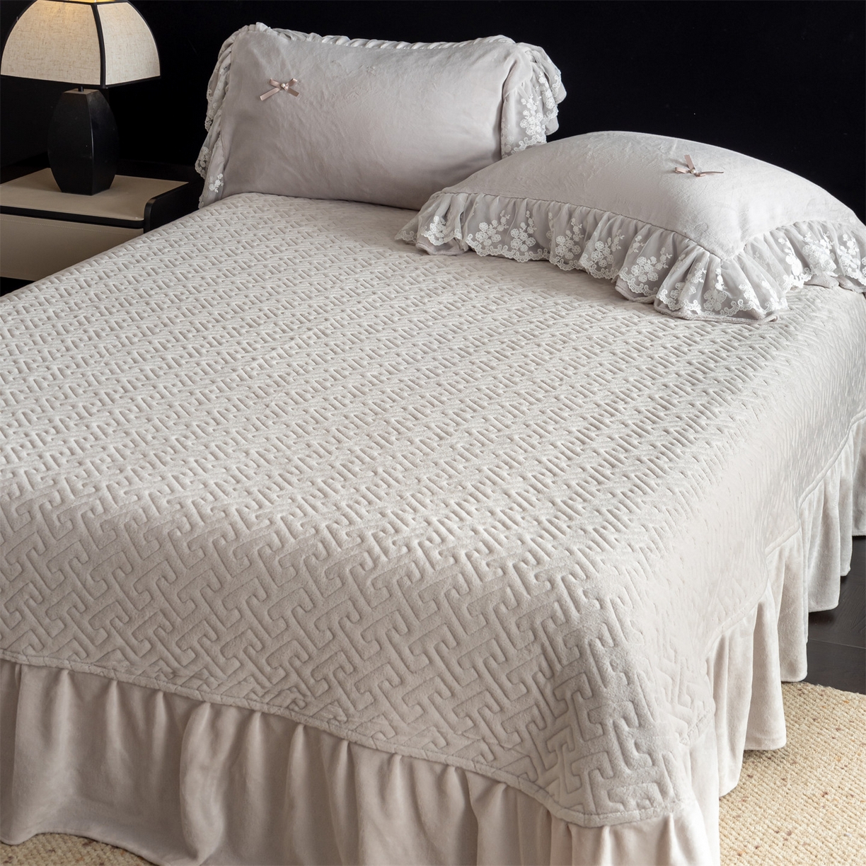 91家纺网 家纺一手货源 找家纺 罗优家纺 2025新款柔梦花边款暖绒四件套 柔雅灰