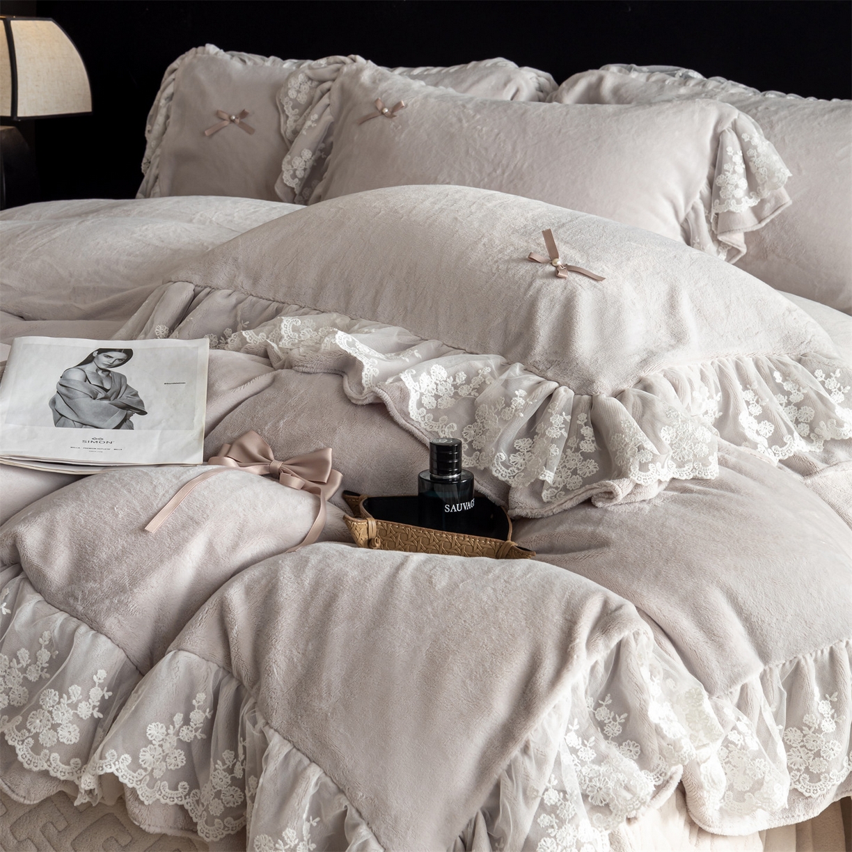91家纺网 家纺一手货源 找家纺 罗优家纺 2025新款柔梦花边款暖绒四件套 柔雅灰
