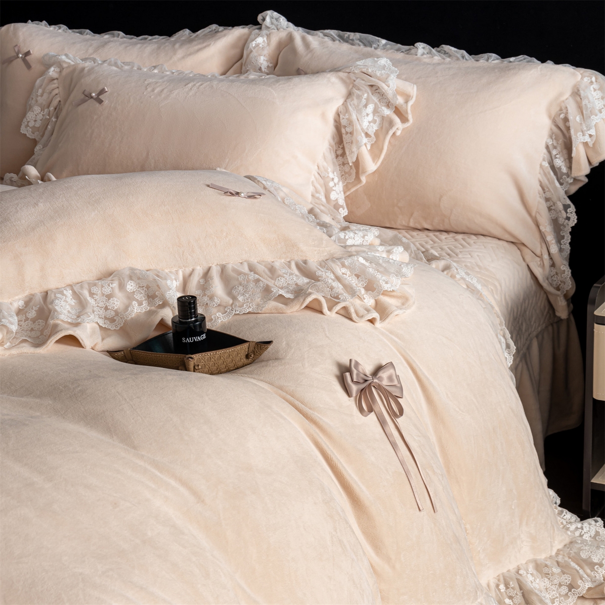 91家纺网 家纺一手货源 找家纺 罗优家纺 2025新款柔梦花边款暖绒四件套 暖杏色