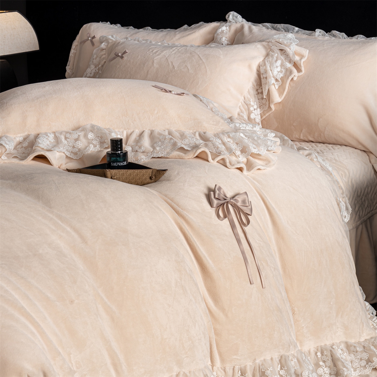 91家纺网 家纺一手货源 找家纺 罗优家纺 2025新款柔梦花边款暖绒四件套 暖杏色