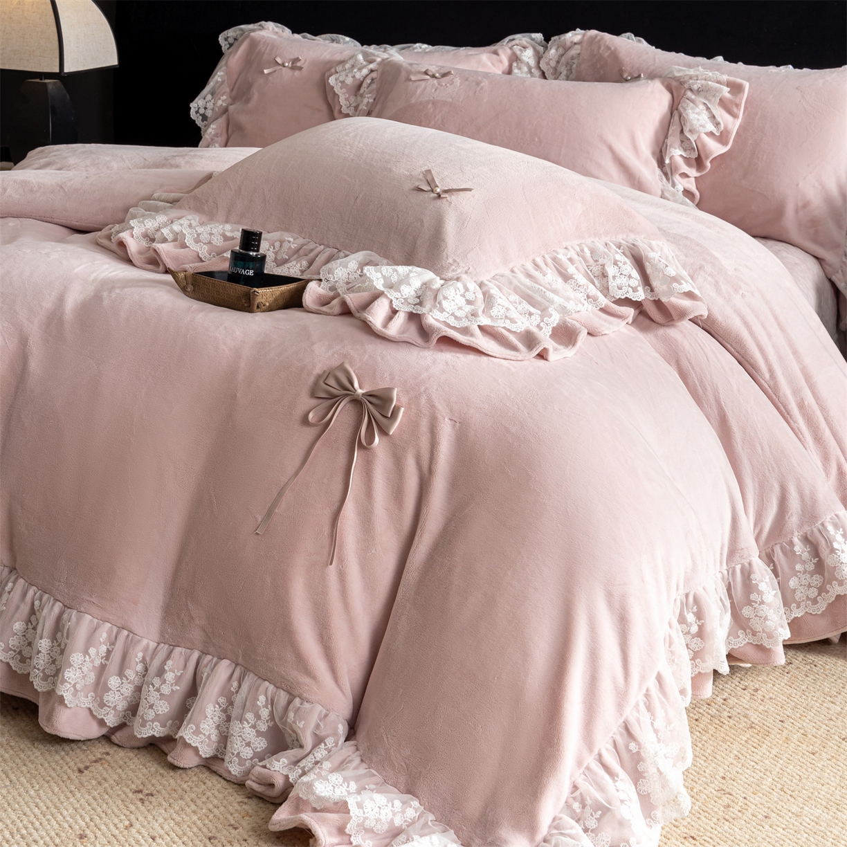 91家纺网 家纺一手货源 找家纺 罗优家纺 2025新款柔梦花边款暖绒四件套 甜梦粉