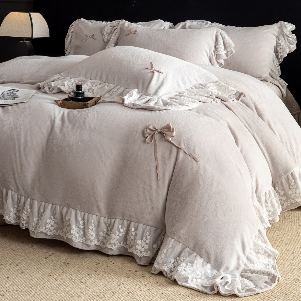 91家纺网 家纺一手货源 找家纺 罗优家纺 2025新款柔梦花边款暖绒四件套 柔雅灰