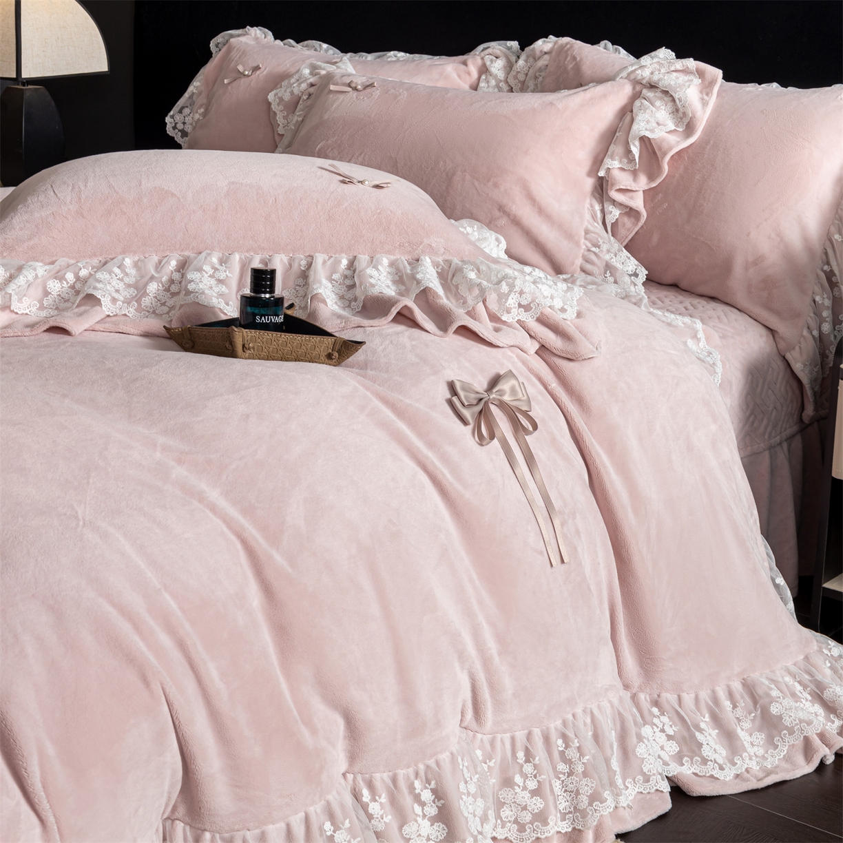 91家纺网 家纺一手货源 找家纺 罗优家纺 2025新款柔梦花边款暖绒四件套 甜梦粉