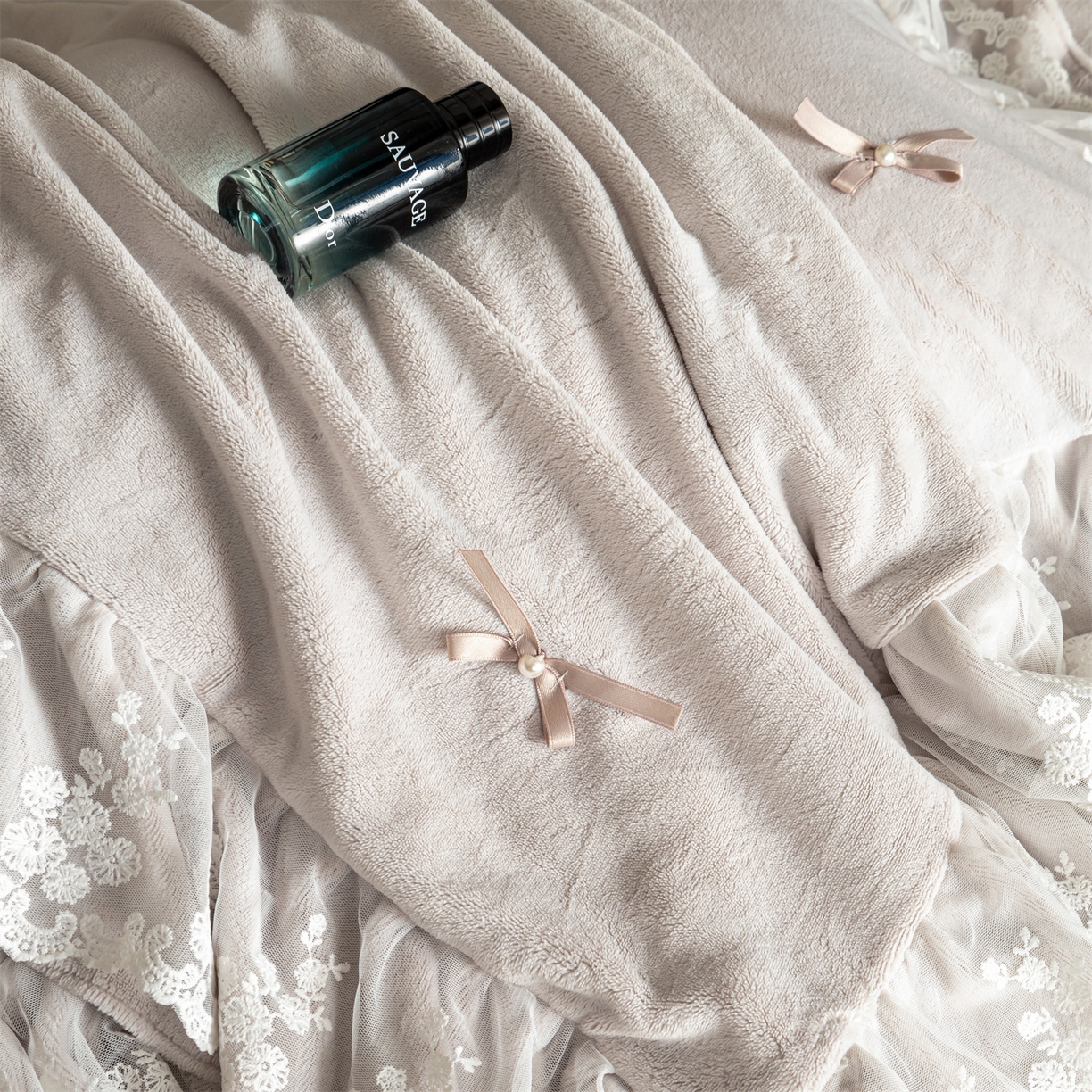 91家纺网 家纺一手货源 找家纺 罗优家纺 2025新款柔梦花边款暖绒四件套 柔雅灰