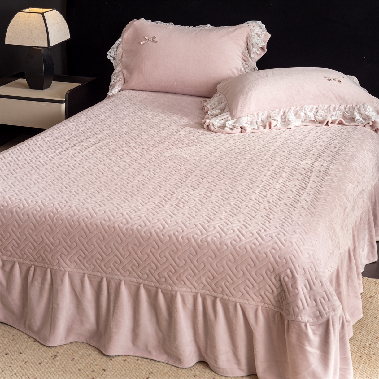 91家纺网 家纺一手货源 找家纺 罗优家纺 2025新款柔梦花边款暖绒四件套 甜梦粉