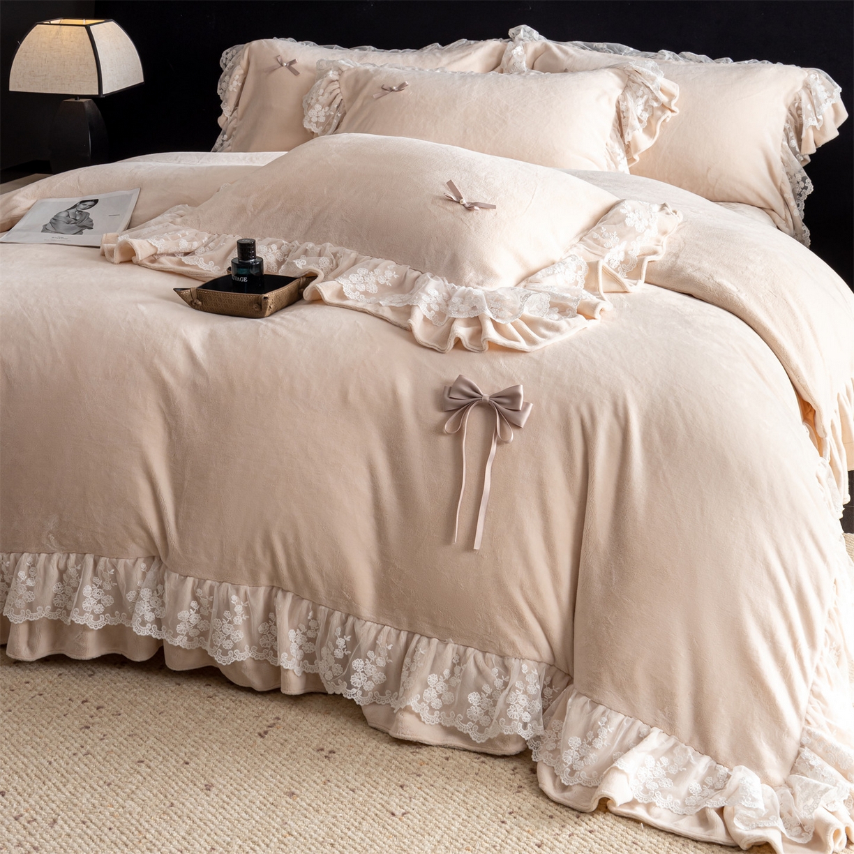 91家纺网 家纺一手货源 找家纺 罗优家纺 2025新款柔梦花边款暖绒四件套 暖杏色