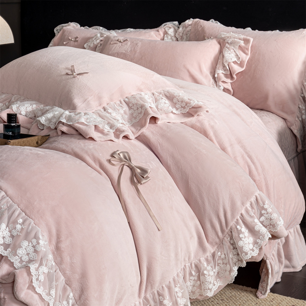 91家纺网 家纺一手货源 找家纺 罗优家纺 2025新款柔梦花边款暖绒四件套 甜梦粉