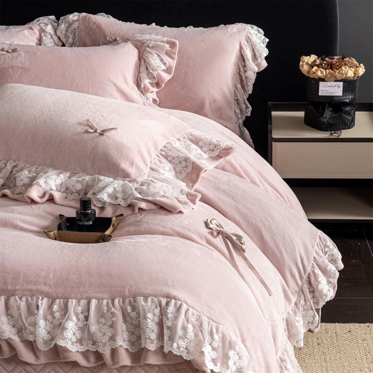 91家纺网 家纺一手货源 找家纺 罗优家纺 2025新款柔梦花边款暖绒四件套 甜梦粉