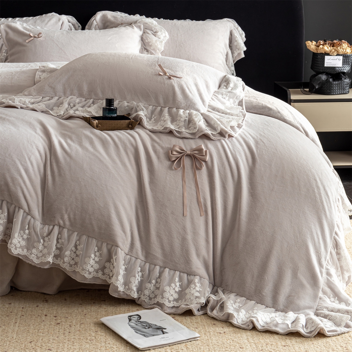 91家纺网 家纺一手货源 找家纺 罗优家纺 2025新款柔梦花边款暖绒四件套 柔雅灰