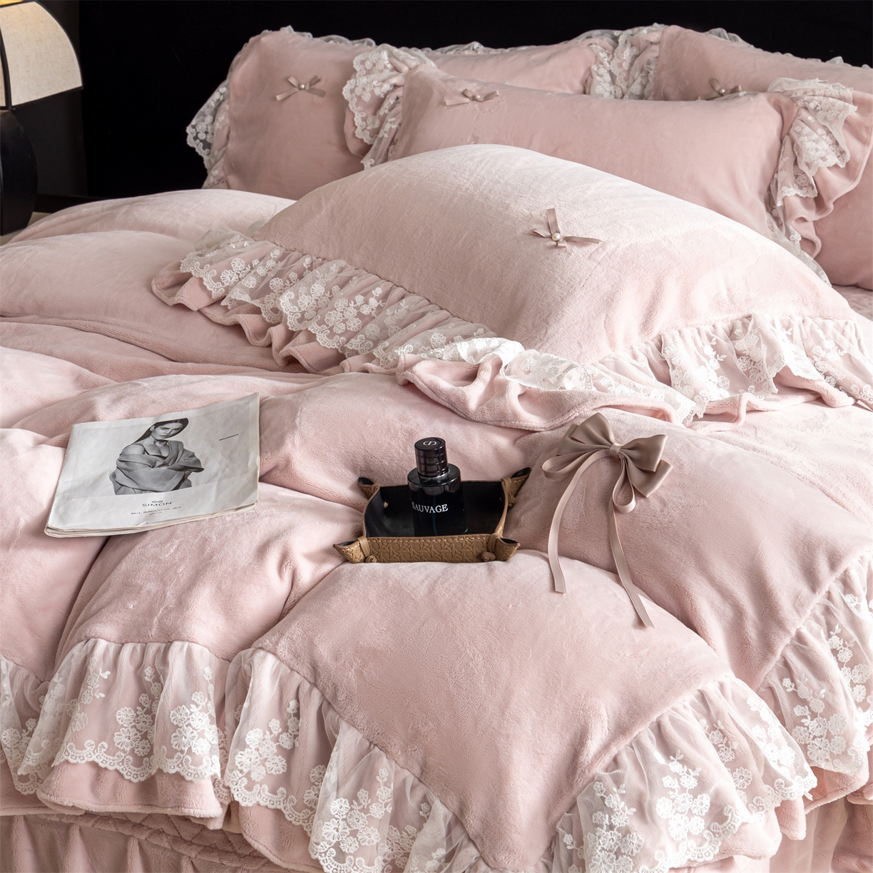 91家纺网 家纺一手货源 找家纺 罗优家纺 2025新款柔梦花边款暖绒四件套 甜梦粉