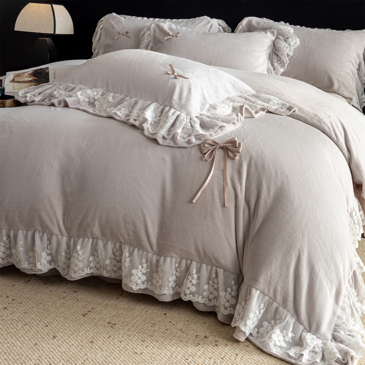 91家纺网 家纺一手货源 找家纺 罗优家纺 2025新款柔梦花边款暖绒四件套 柔雅灰