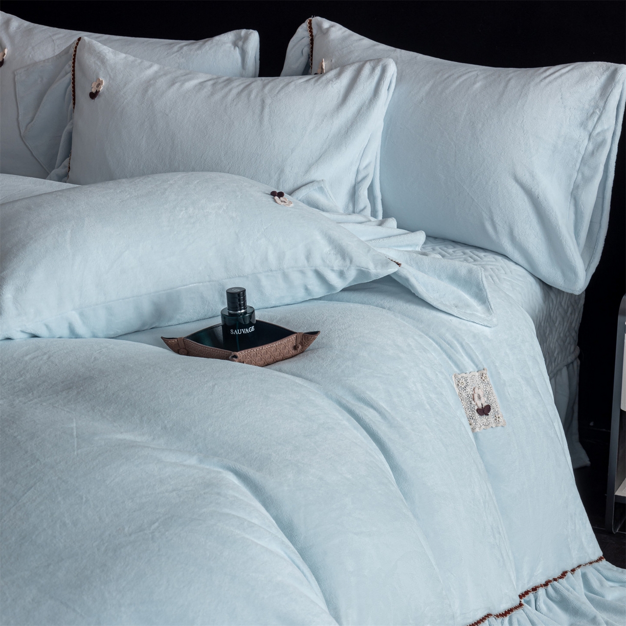 91家纺网 家纺一手货源 找家纺 罗优家纺 2025新款柔暖皱幔款暖绒四件套 浅蓝