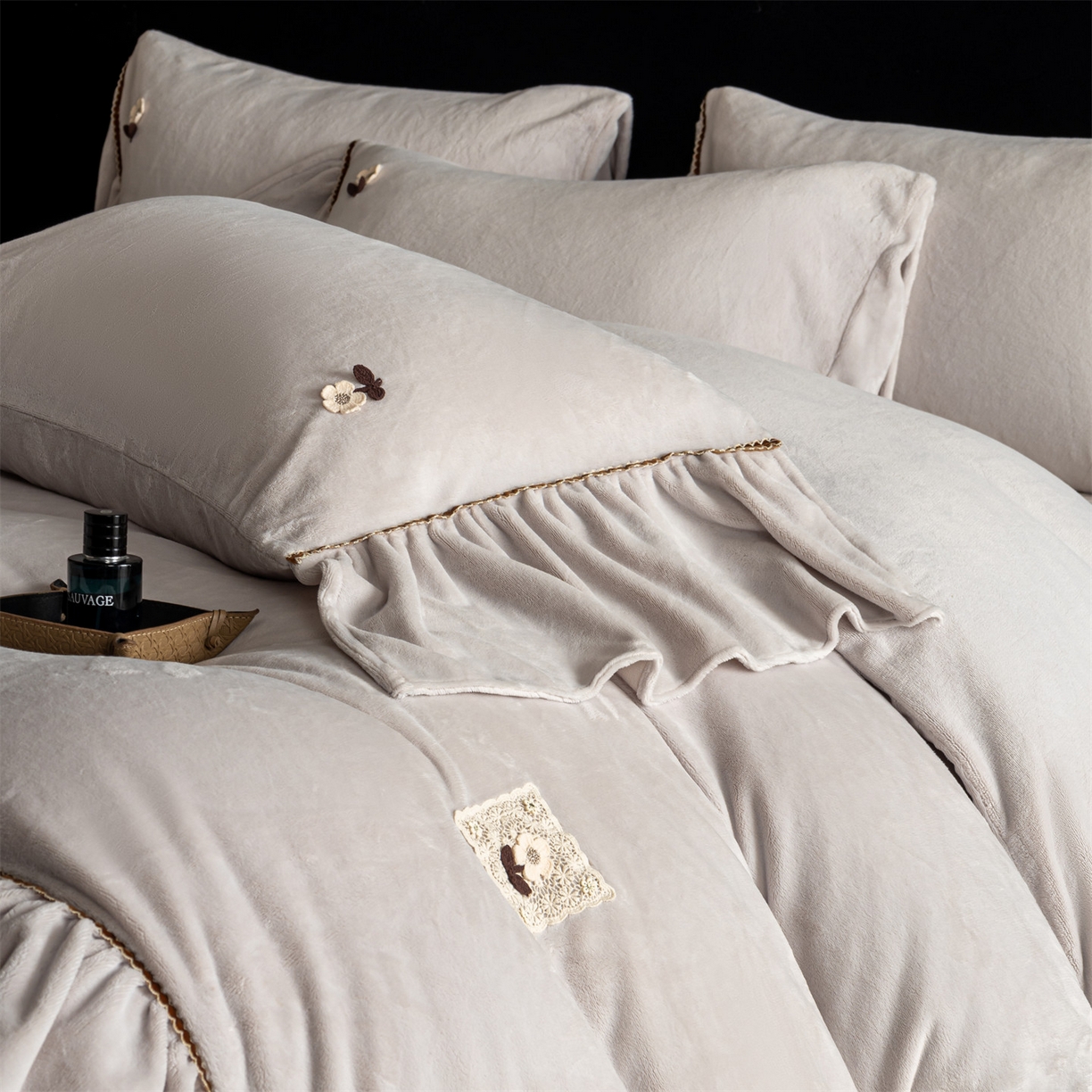 91家纺网 家纺一手货源 找家纺 罗优家纺 2025新款柔暖皱幔款暖绒四件套 浅灰