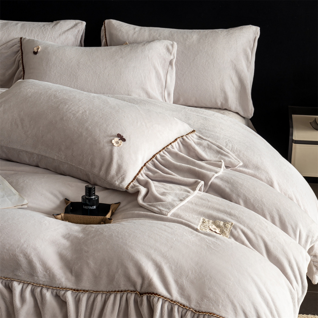 91家纺网 家纺一手货源 找家纺 罗优家纺 2025新款柔暖皱幔款暖绒四件套 浅灰