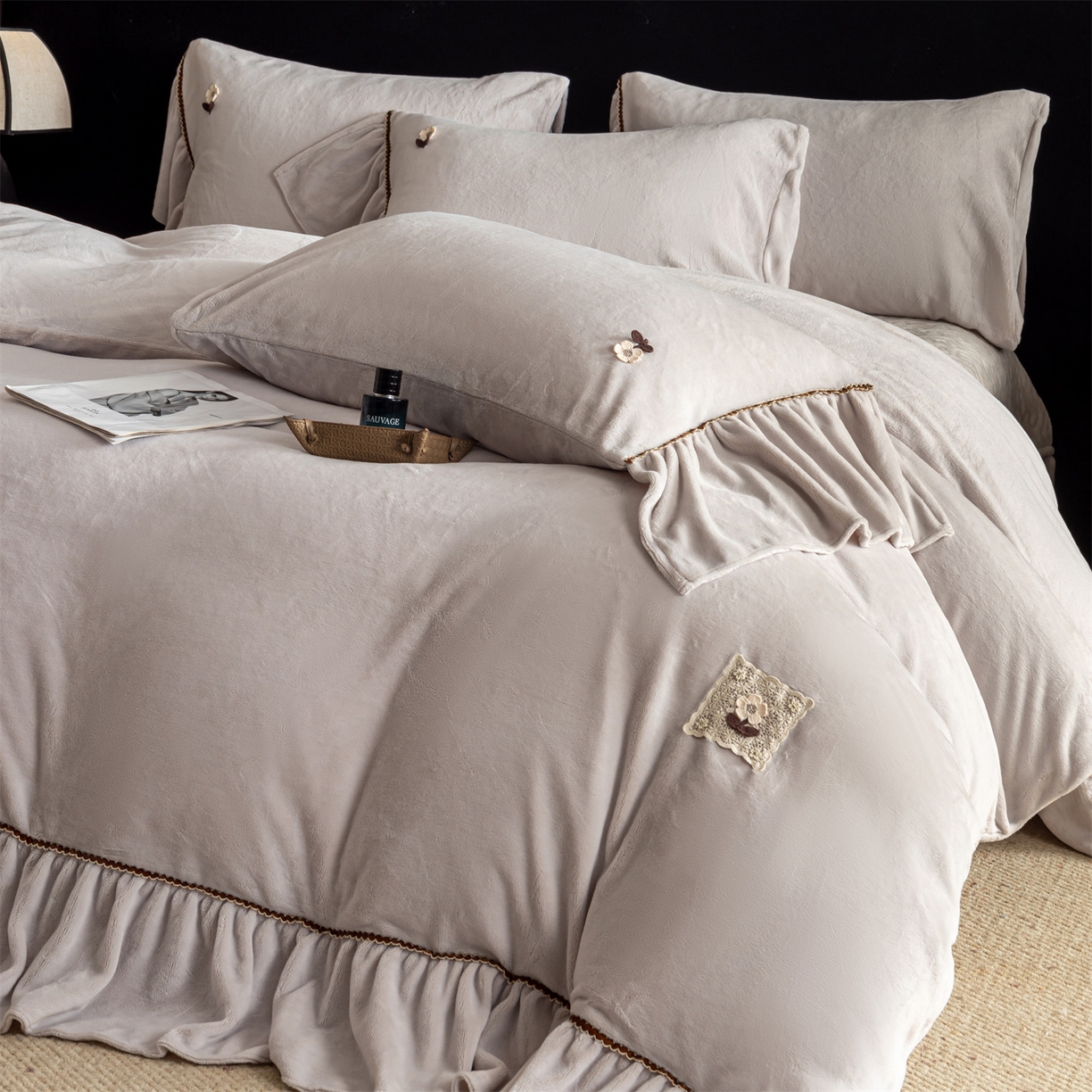 91家纺网 家纺一手货源 找家纺 罗优家纺 2025新款柔暖皱幔款暖绒四件套 浅灰