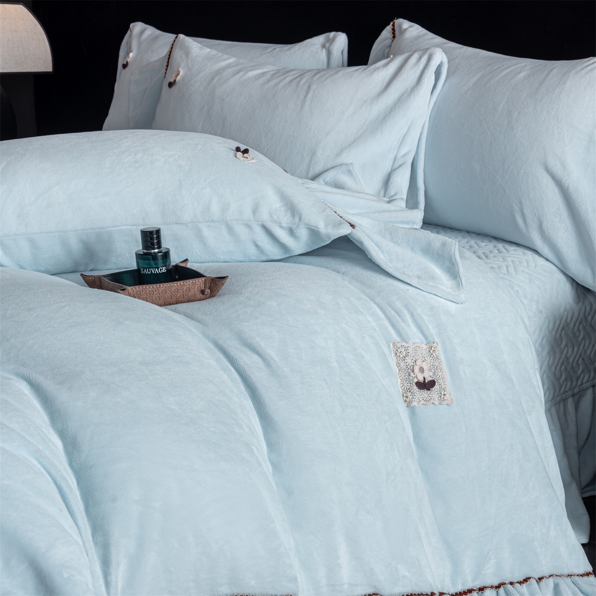 91家纺网 家纺一手货源 找家纺 罗优家纺 2025新款柔暖皱幔款暖绒四件套 浅蓝