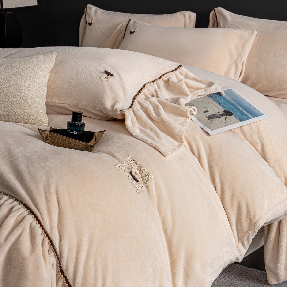 91家纺网 家纺一手货源 找家纺 罗优家纺 2025新款柔暖皱幔款暖绒四件套 浅杏