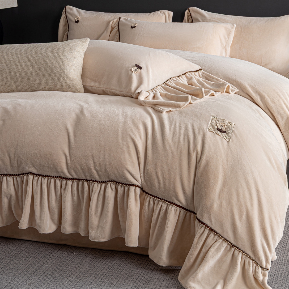 91家纺网 家纺一手货源 找家纺 罗优家纺 2025新款柔暖皱幔款暖绒四件套 浅杏