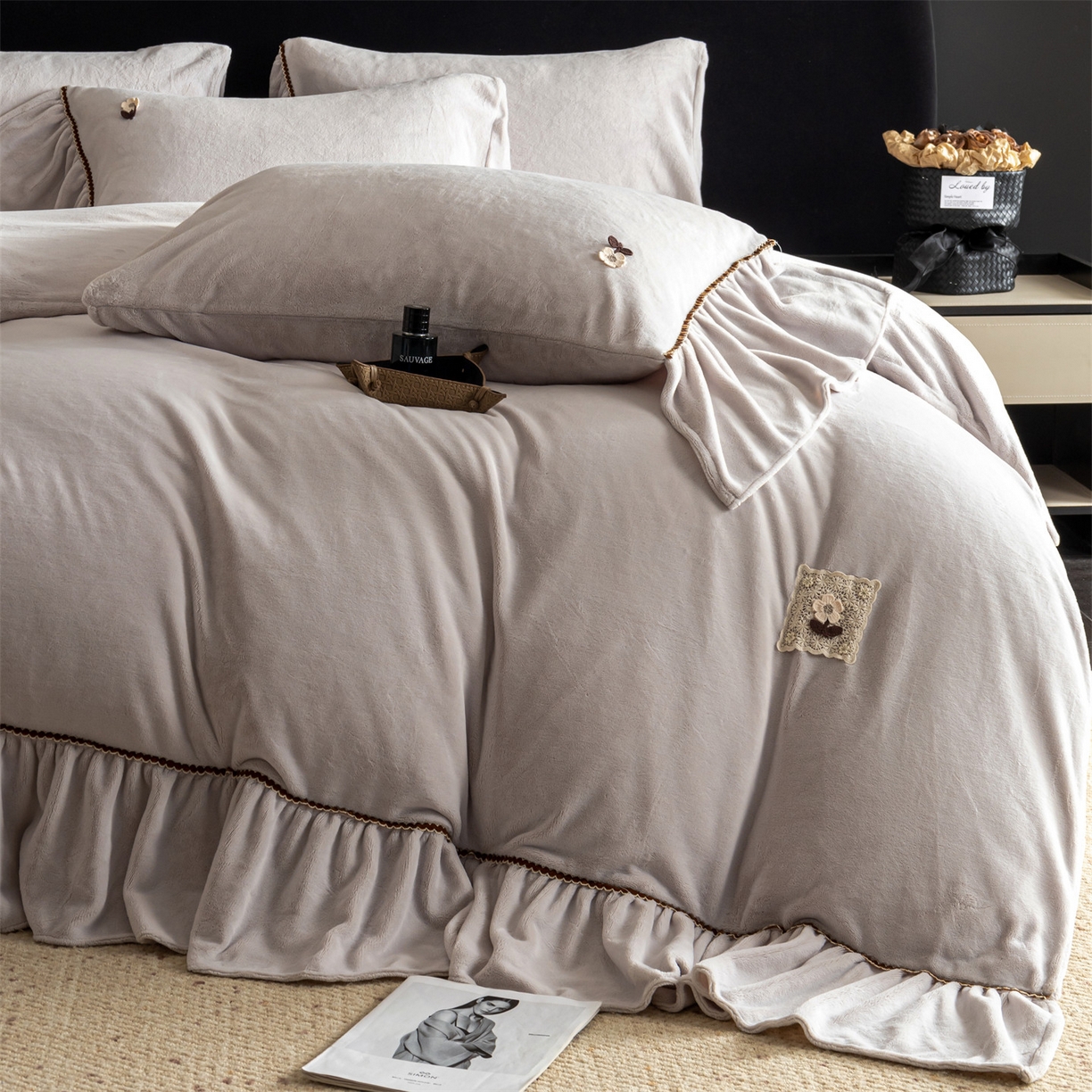 91家纺网 家纺一手货源 找家纺 罗优家纺 2025新款柔暖皱幔款暖绒四件套 浅灰