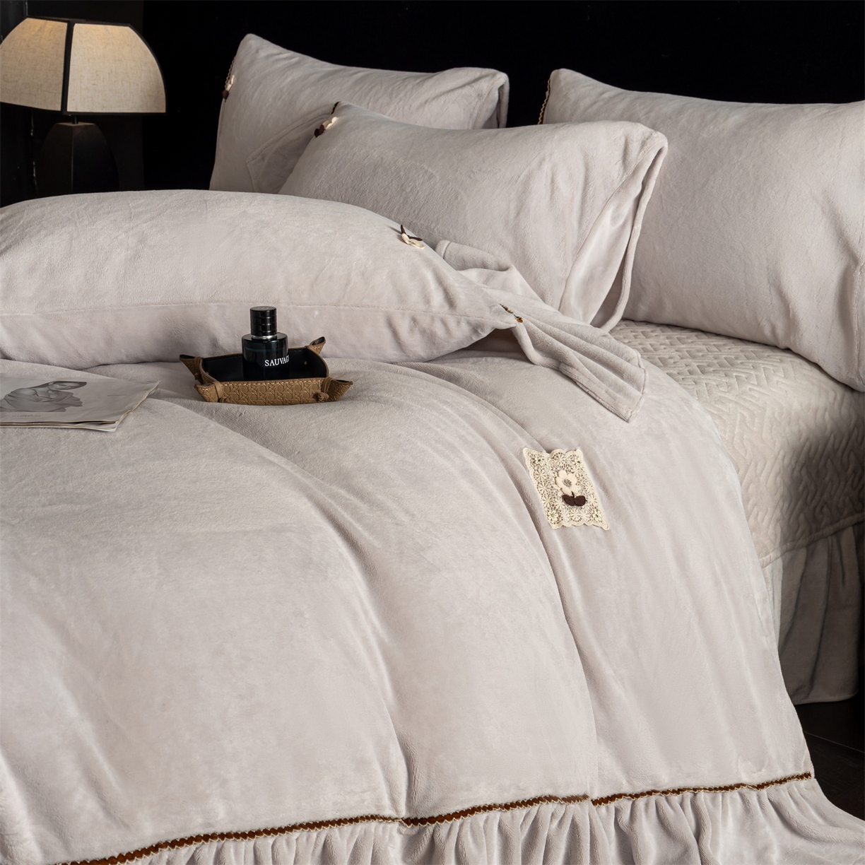 91家纺网 家纺一手货源 找家纺 罗优家纺 2025新款柔暖皱幔款暖绒四件套 浅灰