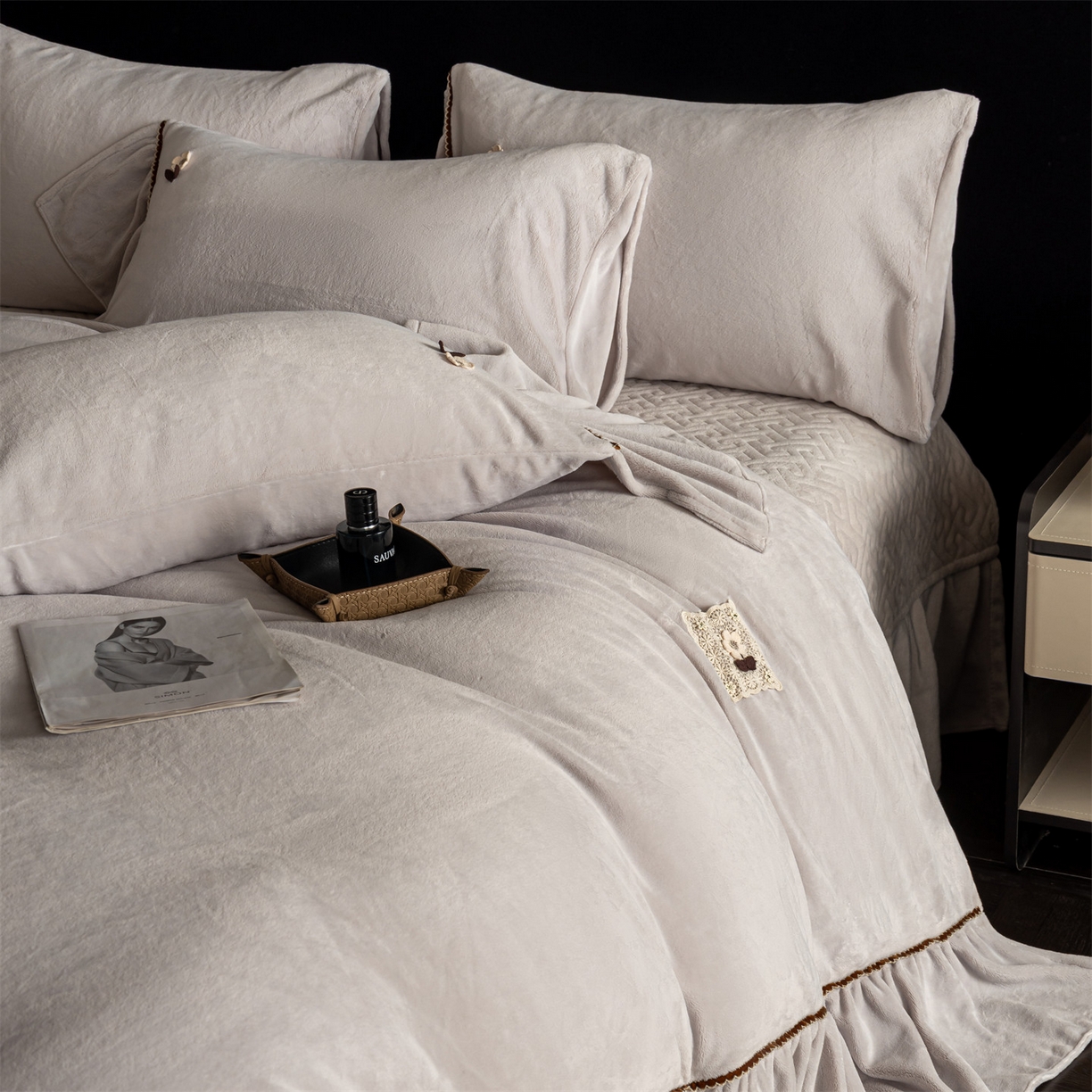 91家纺网 家纺一手货源 找家纺 罗优家纺 2025新款柔暖皱幔款暖绒四件套 浅灰