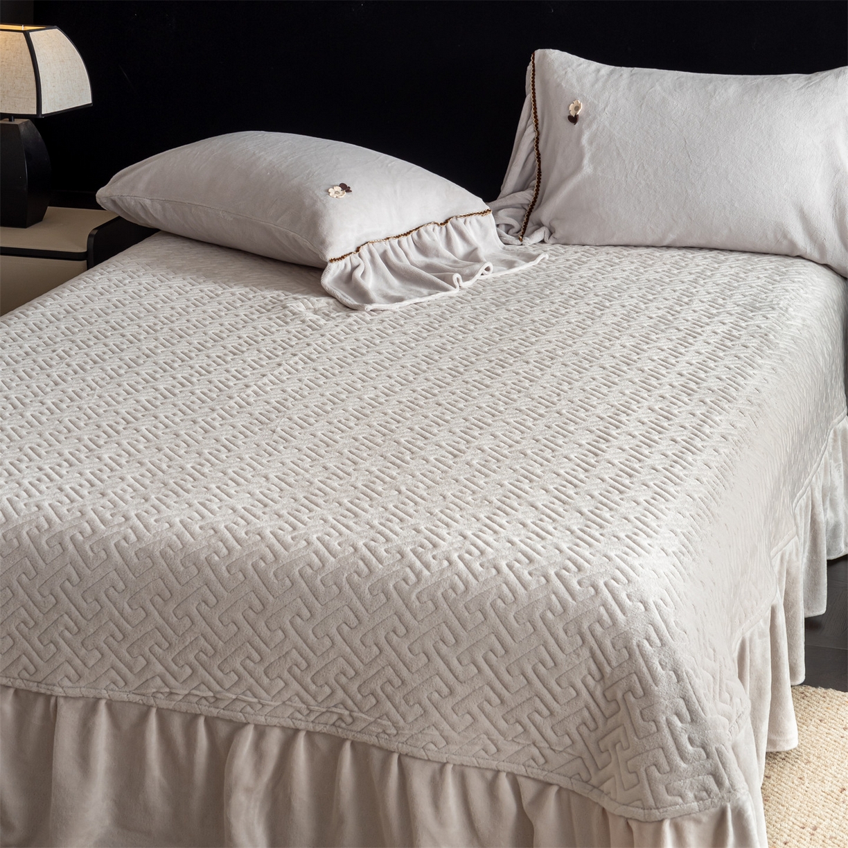 91家纺网 家纺一手货源 找家纺 罗优家纺 2025新款柔暖皱幔款暖绒四件套 浅灰