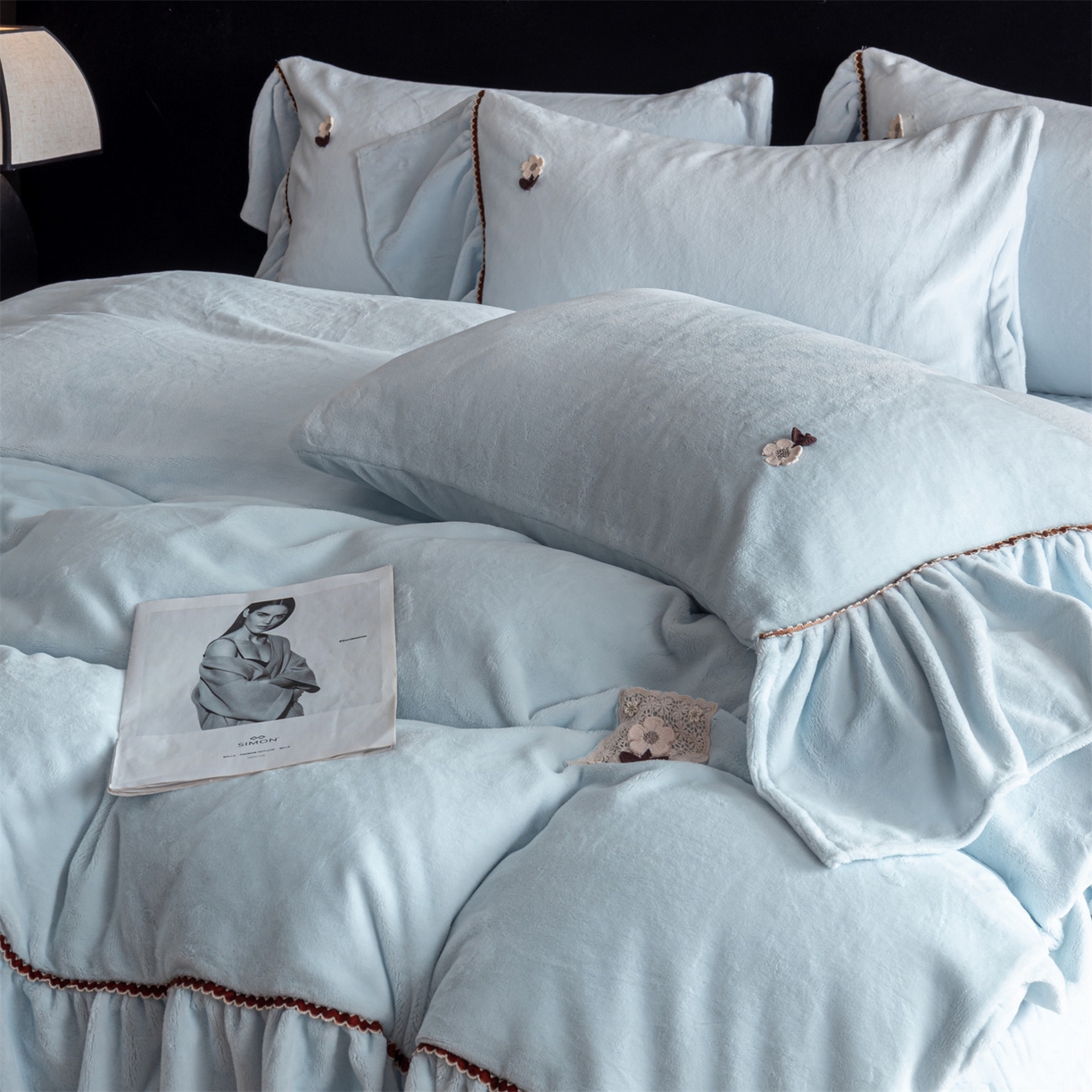 91家纺网 家纺一手货源 找家纺 罗优家纺 2025新款柔暖皱幔款暖绒四件套 浅蓝