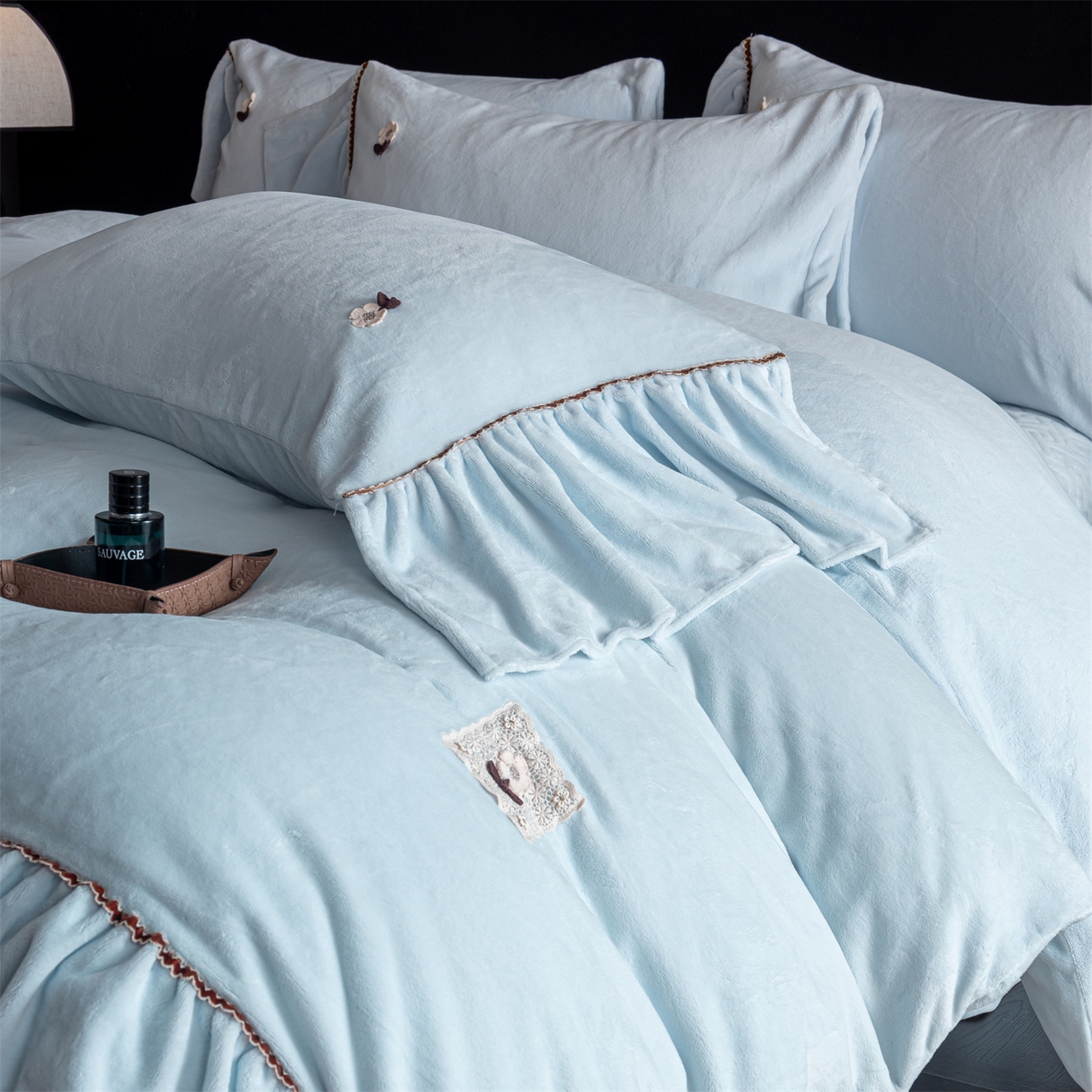 91家纺网 家纺一手货源 找家纺 罗优家纺 2025新款柔暖皱幔款暖绒四件套 浅蓝