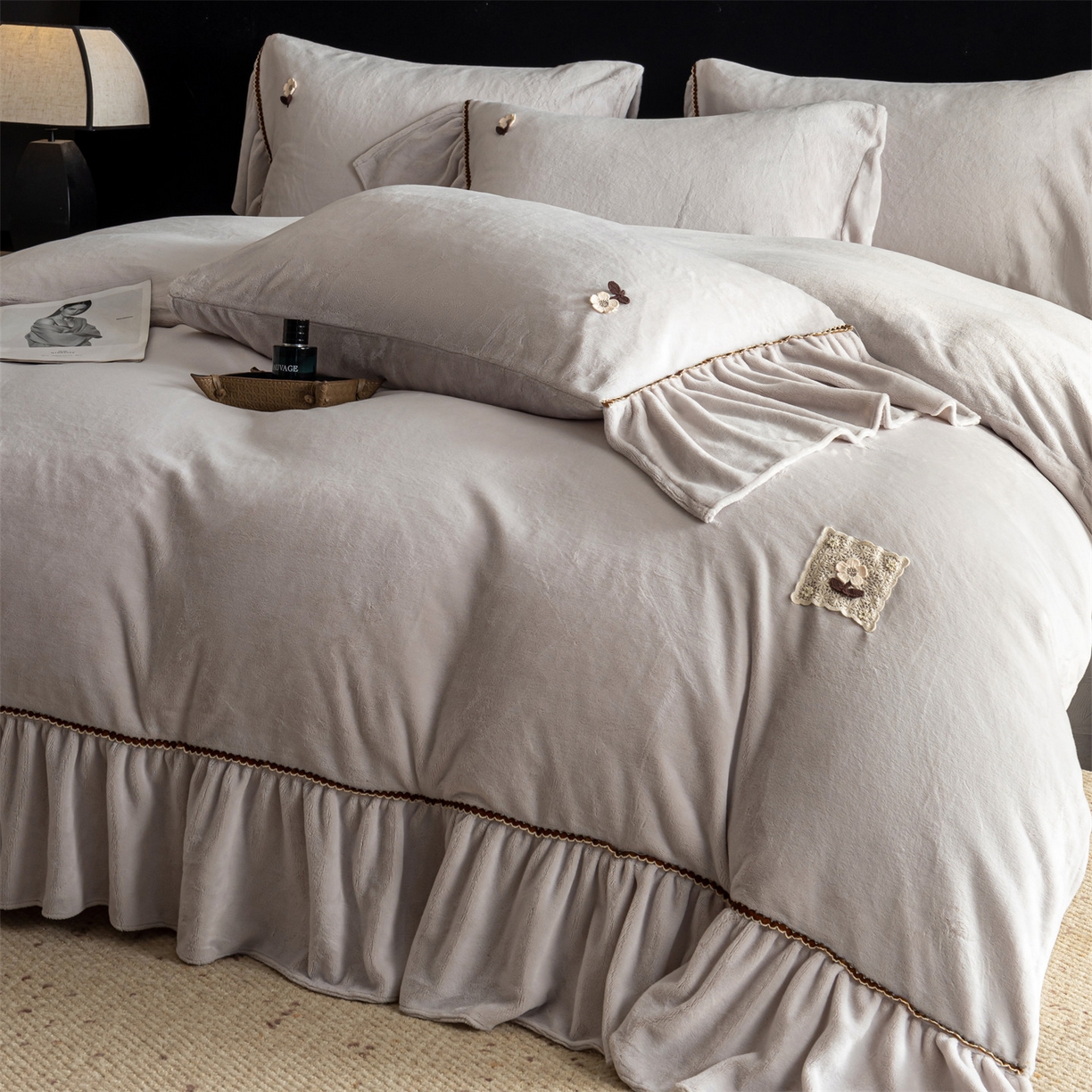 91家纺网 家纺一手货源 找家纺 罗优家纺 2025新款柔暖皱幔款暖绒四件套 浅灰