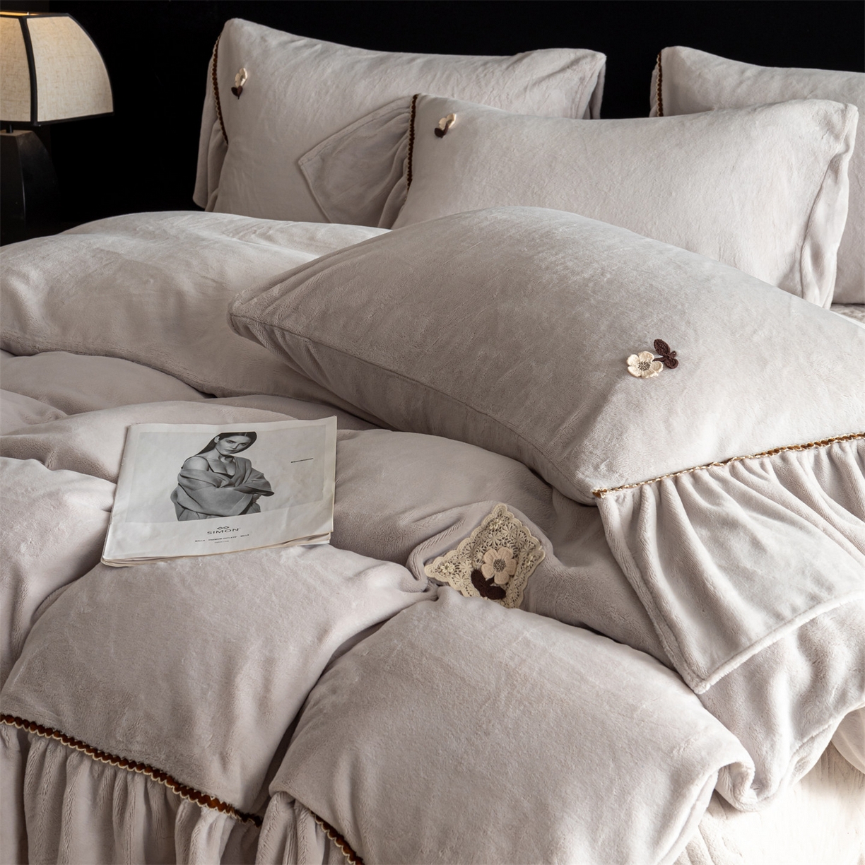 91家纺网 家纺一手货源 找家纺 罗优家纺 2025新款柔暖皱幔款暖绒四件套 浅灰