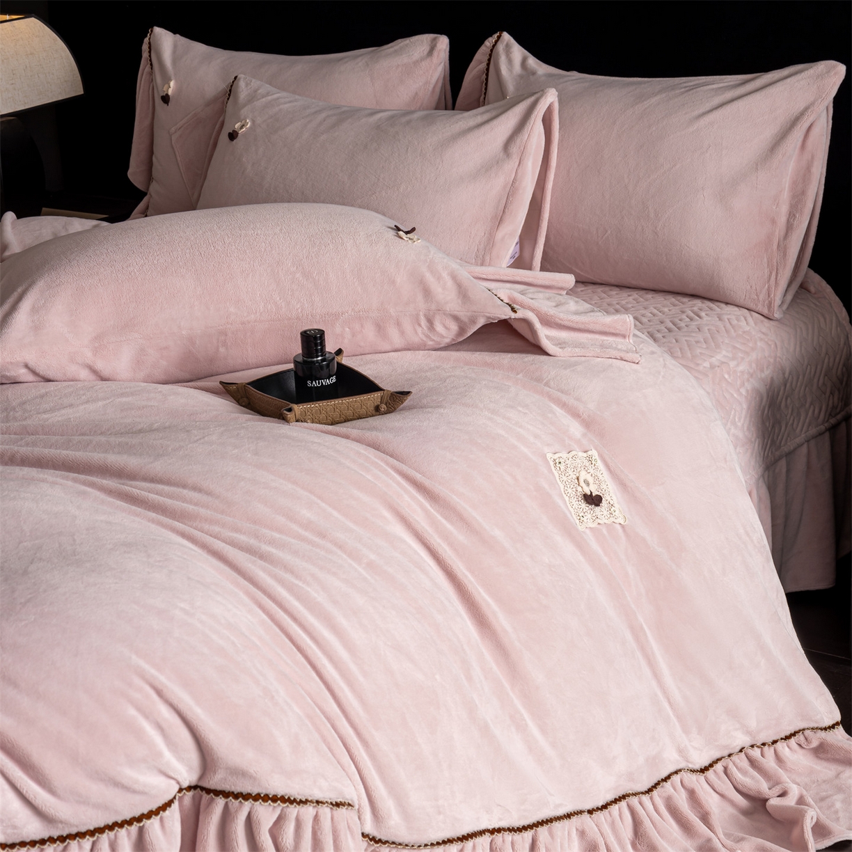 91家纺网 家纺一手货源 找家纺 罗优家纺 2025新款柔暖皱幔款暖绒四件套 浅粉