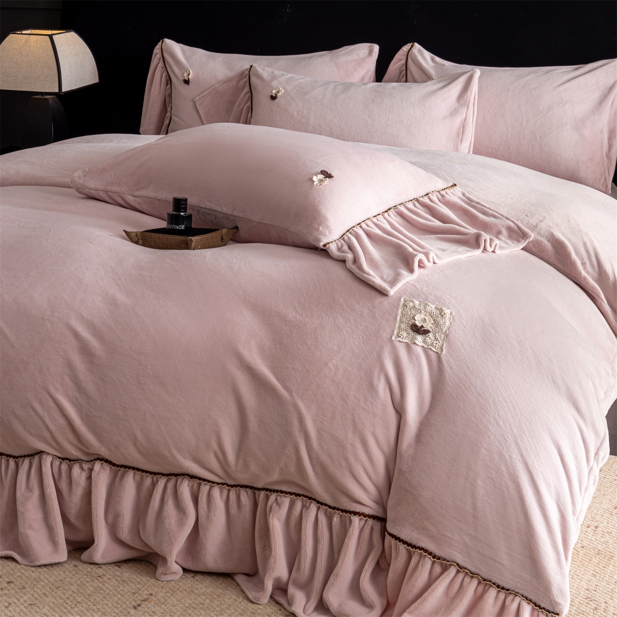 91家纺网 家纺一手货源 找家纺 罗优家纺 2025新款柔暖皱幔款暖绒四件套 浅粉