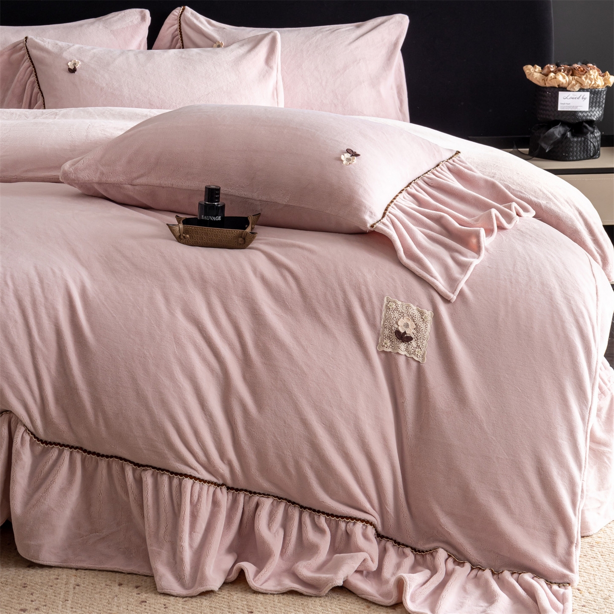 91家纺网 家纺一手货源 找家纺 罗优家纺 2025新款柔暖皱幔款暖绒四件套 浅粉