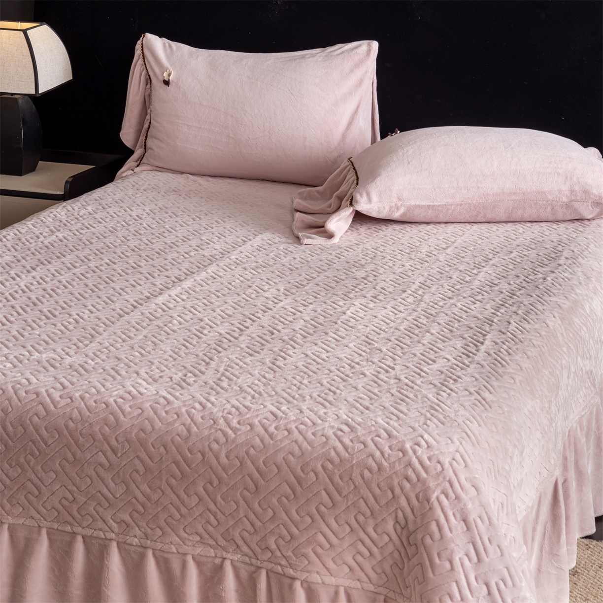 91家纺网 家纺一手货源 找家纺 罗优家纺 2025新款柔暖皱幔款暖绒四件套 浅粉