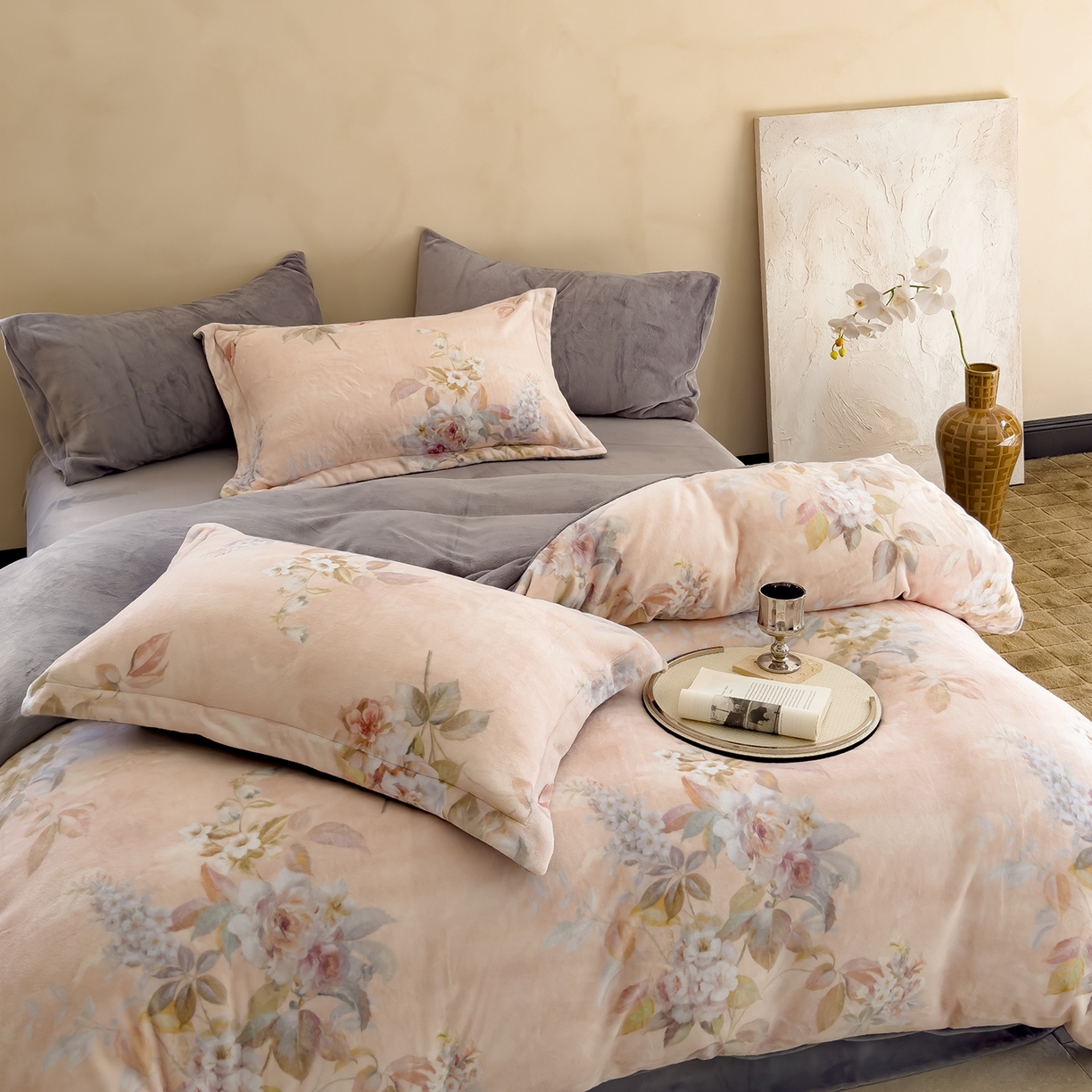 91家纺网 家纺一手货源 找家纺 三味舒屋 2025新款奢暖数码印花牛奶绒四件套-场景图 雅韵