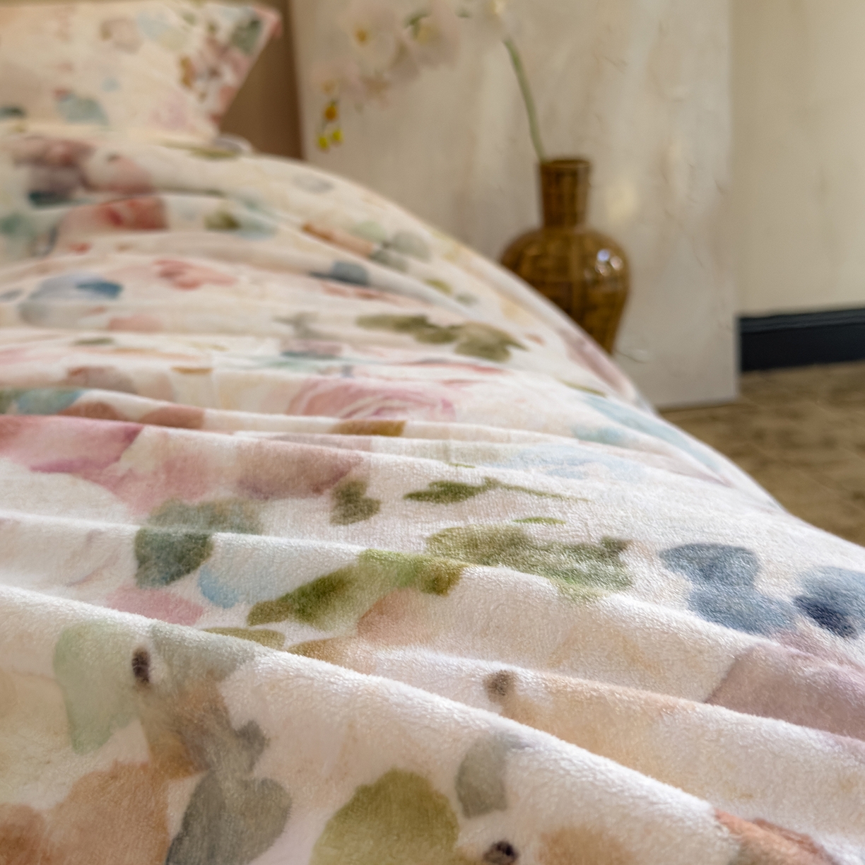 91家纺网 家纺一手货源 找家纺 三味舒屋 2025新款奢暖数码印花牛奶绒四件套-场景图 云裳