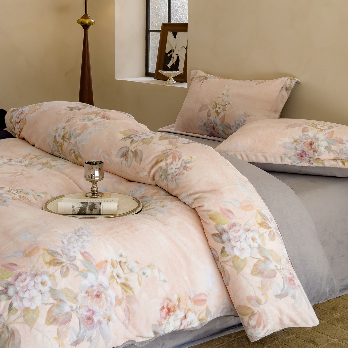 91家纺网 家纺一手货源 找家纺 三味舒屋 2025新款奢暖数码印花牛奶绒四件套-场景图 雅韵