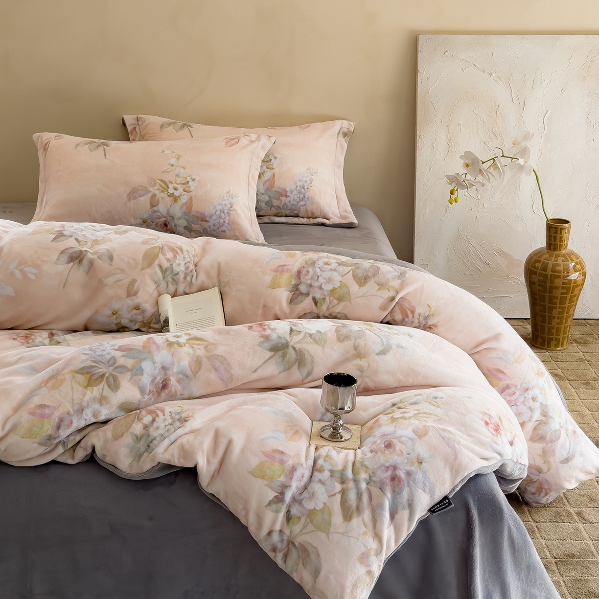 91家纺网 家纺一手货源 找家纺 三味舒屋 2025新款奢暖数码印花牛奶绒四件套-场景图 雅韵