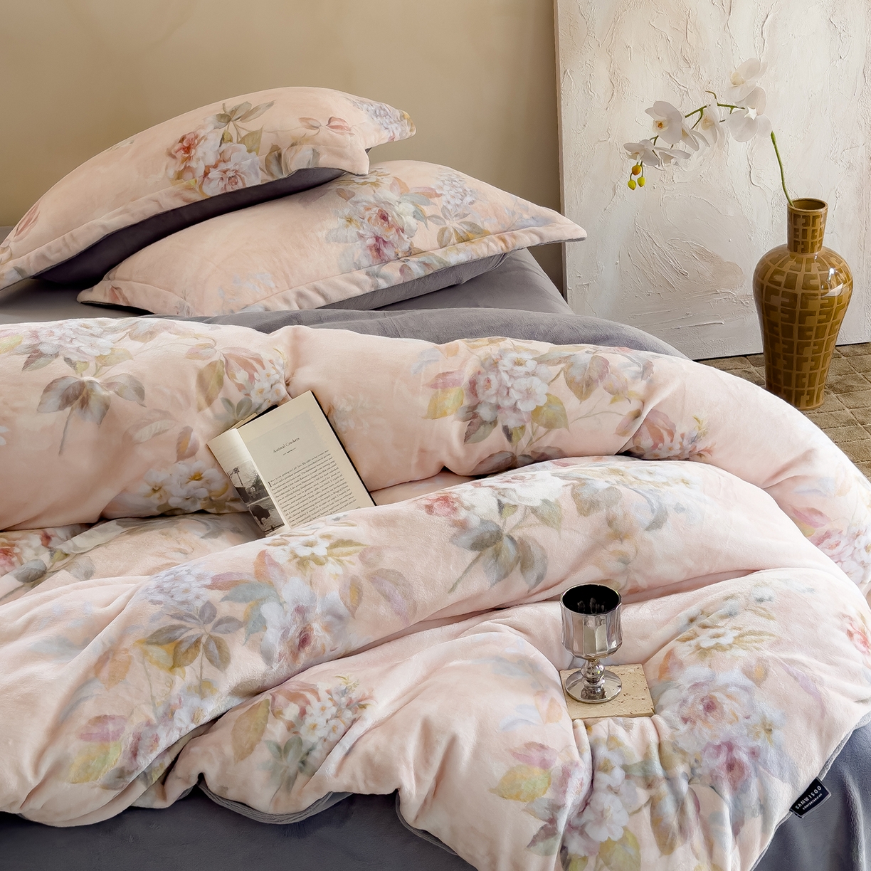 91家纺网 家纺一手货源 找家纺 三味舒屋 2025新款奢暖数码印花牛奶绒四件套-场景图 雅韵