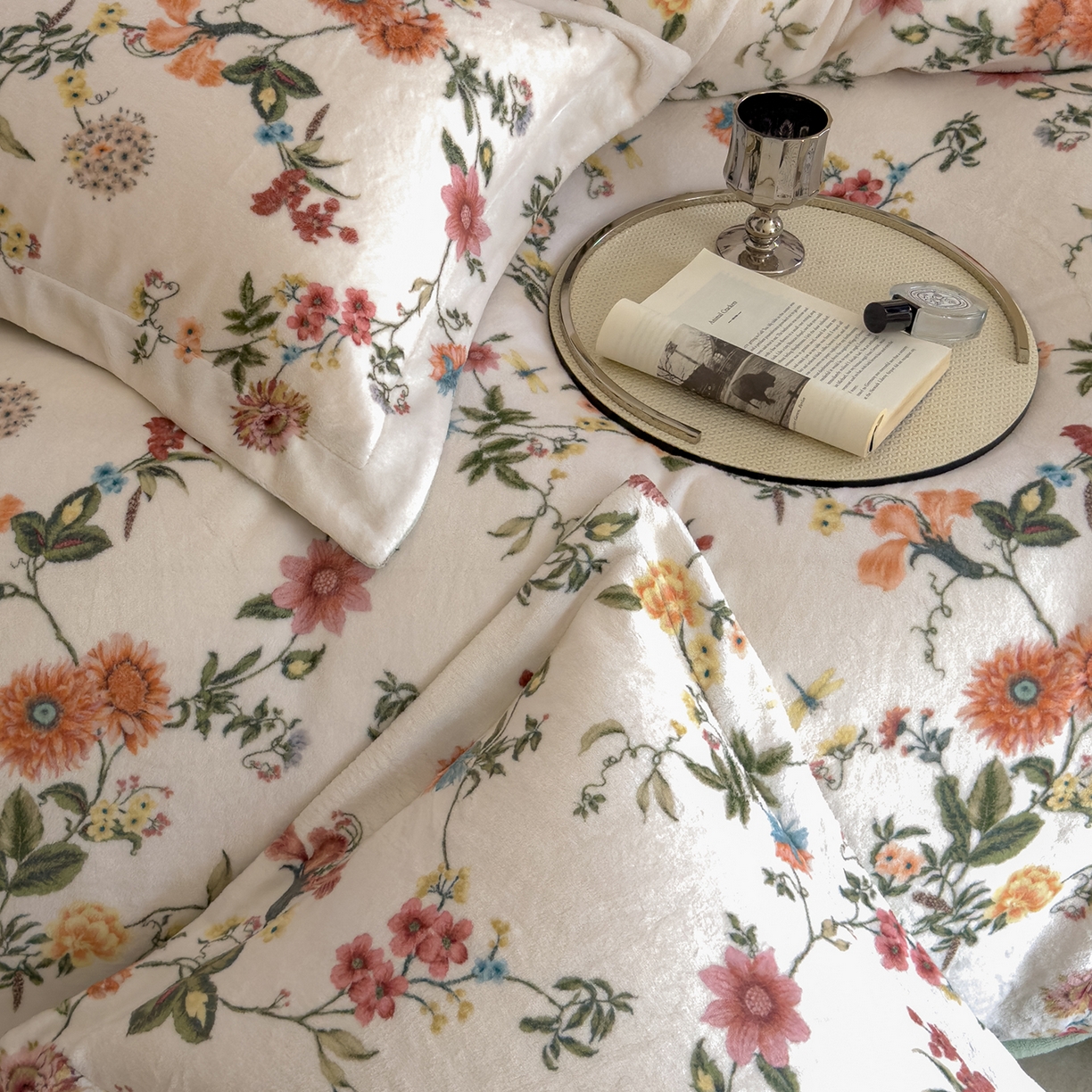 91家纺网 家纺一手货源 找家纺 三味舒屋 2025新款奢暖数码印花牛奶绒四件套-场景图 花漾