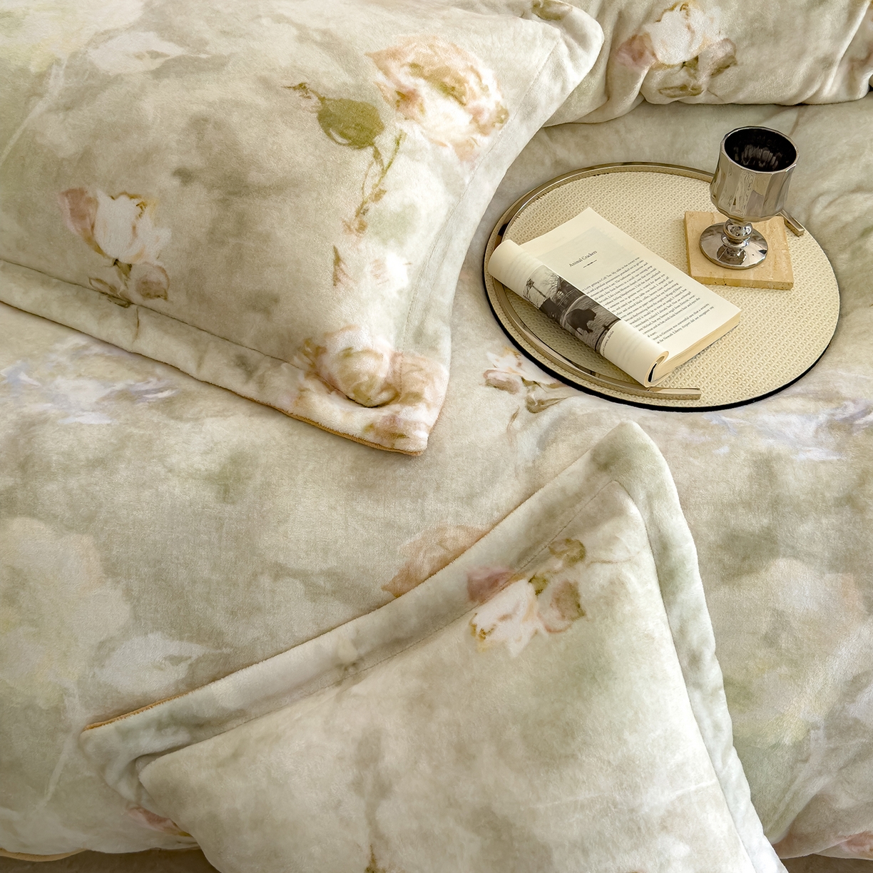 91家纺网 家纺一手货源 找家纺 三味舒屋 2025新款奢暖数码印花牛奶绒四件套-场景图 南烟