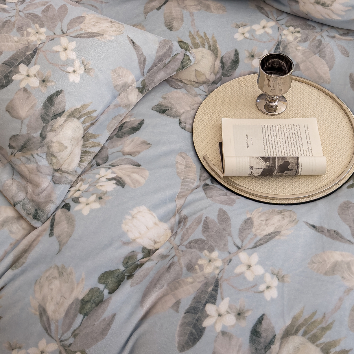 91家纺网 家纺一手货源 找家纺 三味舒屋 2025新款奢暖数码印花牛奶绒四件套-场景图 兰亭