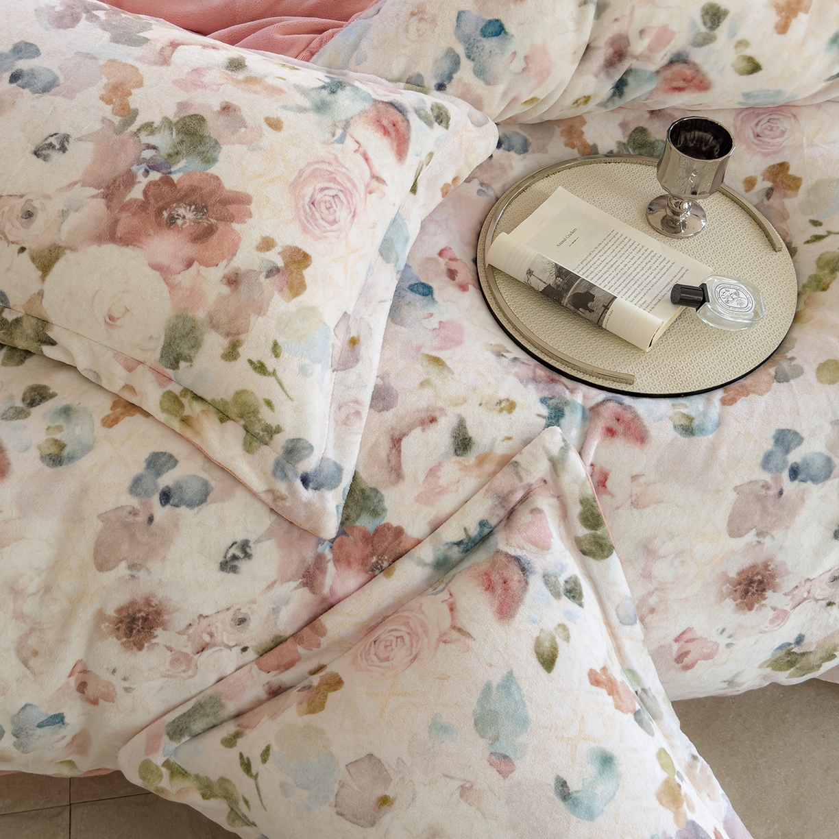 91家纺网 家纺一手货源 找家纺 三味舒屋 2025新款奢暖数码印花牛奶绒四件套-场景图 云裳