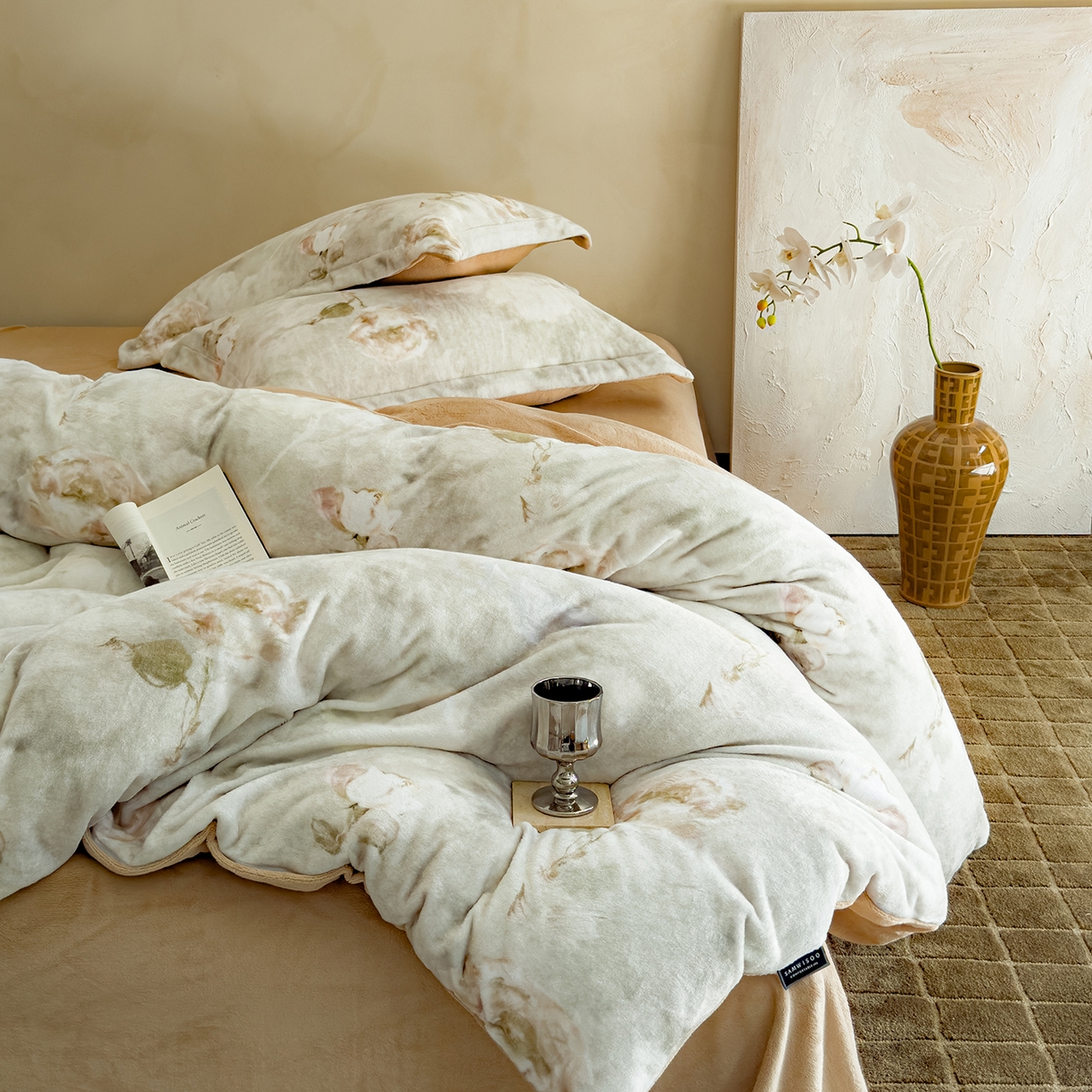 91家纺网 家纺一手货源 找家纺 三味舒屋 2025新款奢暖数码印花牛奶绒四件套-场景图 南烟