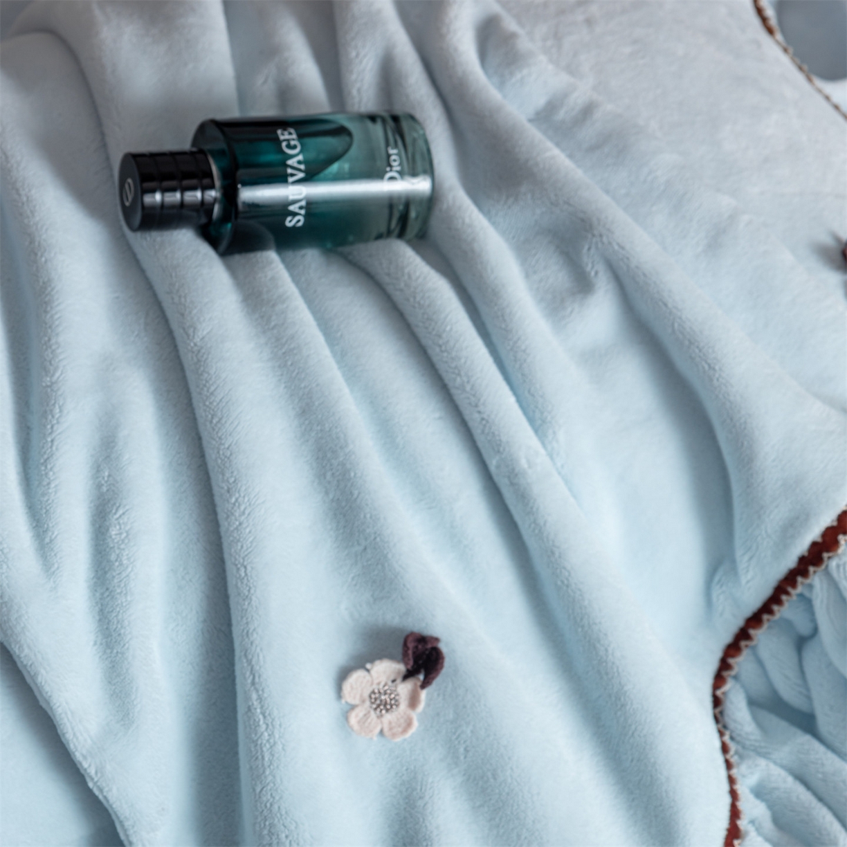 91家纺网 家纺一手货源 找家纺 罗优家纺 2025新款柔暖皱幔款暖绒四件套 浅蓝